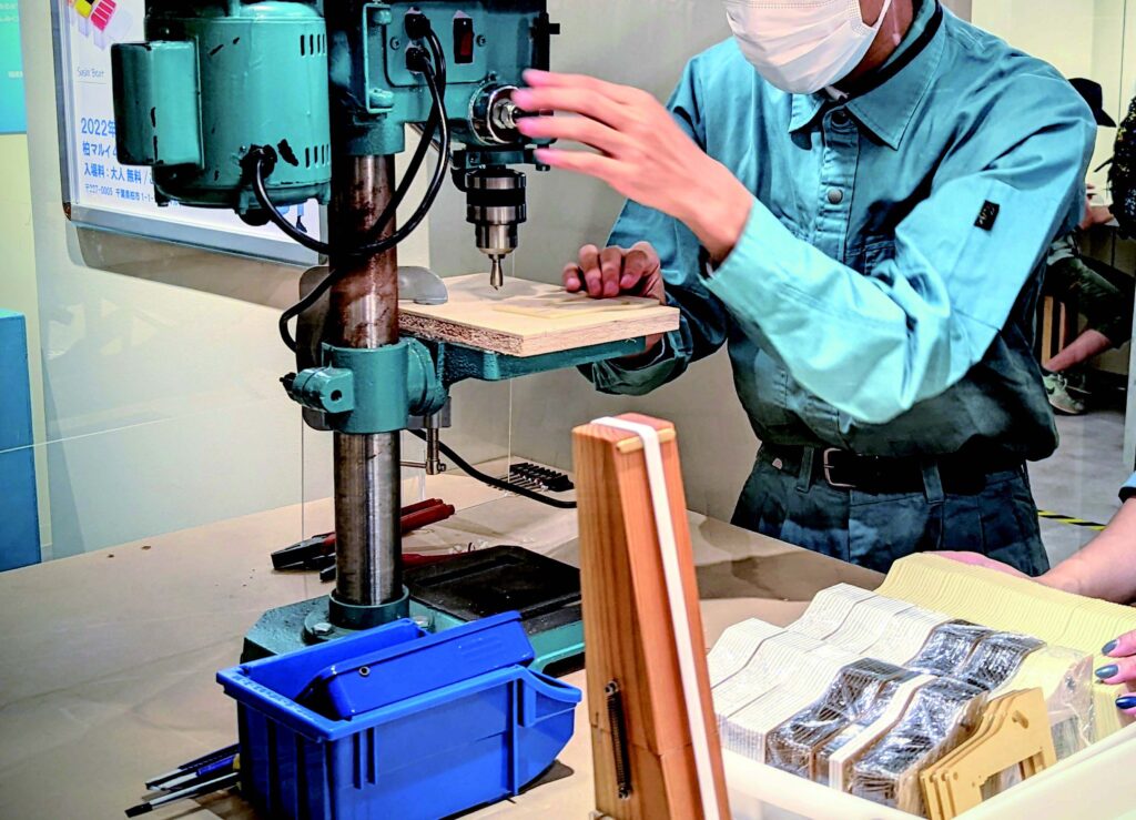 ドリルで木に穴を開けようとしている様子