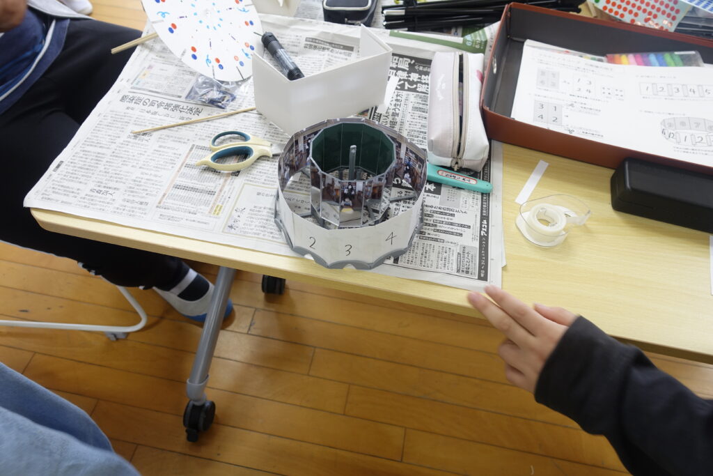 橋本さんが小学校で行われたプラクシノスコープワークショップ。
子供達がチームでプラクシノスコープを組み立てている。