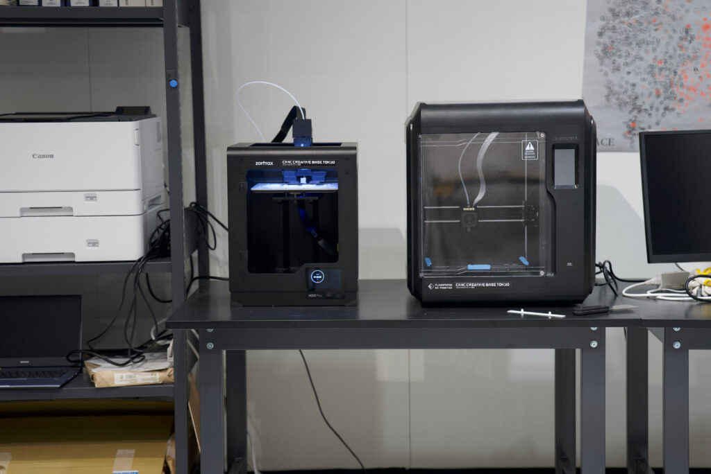 CCBTのテックラボ内に設置されている2代の3Dプリンターの写真。