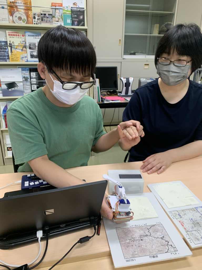 小林教授がつくった装置を体験している様子