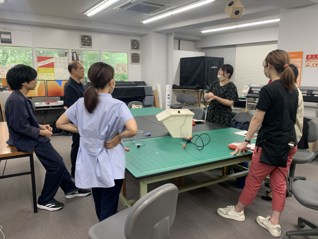 体験会にて、試作デバイスについて話し合っている様子