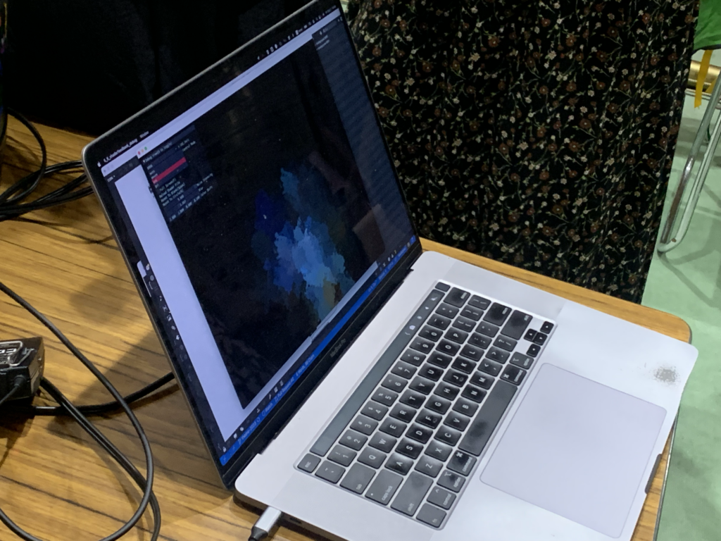 アニメーションが表示しているノートパソコン