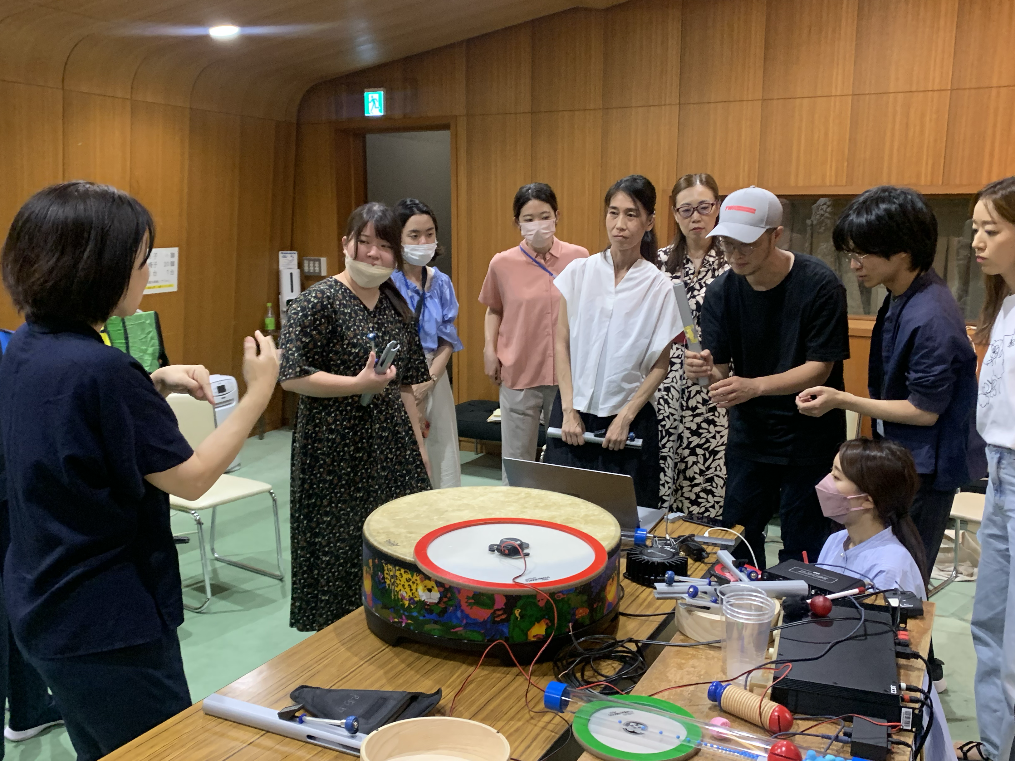 トーンチャイムの響きを表現するアニメーションについて話し合い