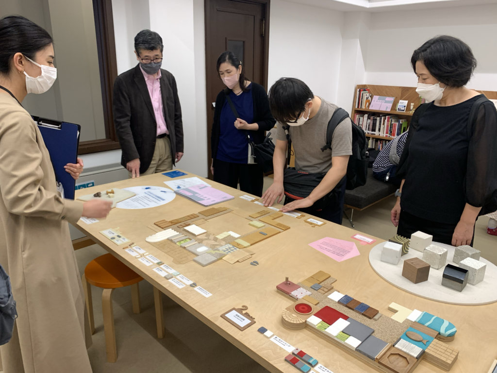 庭園美術館ウェルカムルームにある、触察ツール「さわる小さな庭園美術館」を体験している森氏