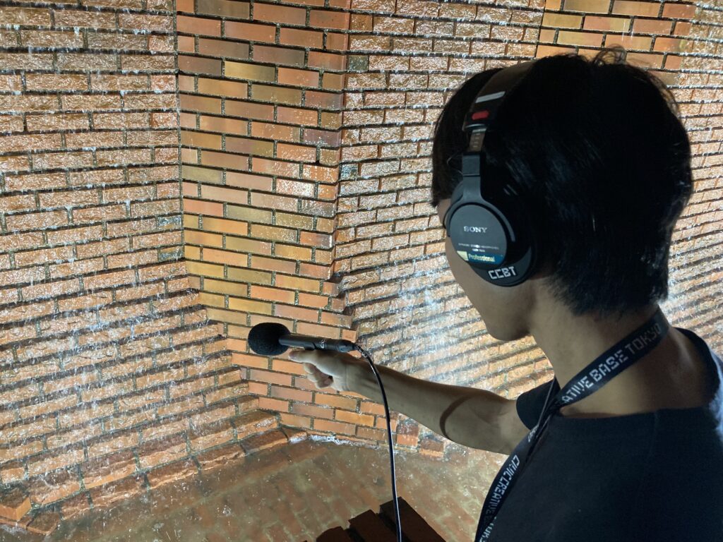 参考イメージ。CCBTの滝の音を採集している様子。
