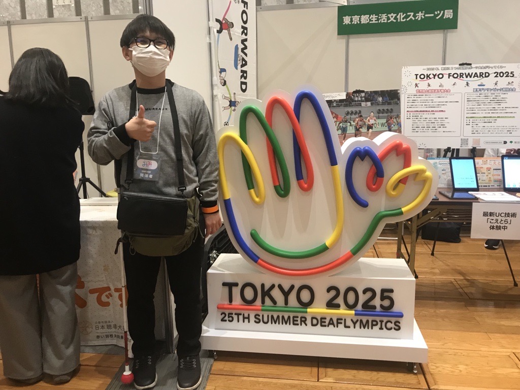 モニュメントと一緒に記念撮影をする森氏