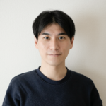 濃い色の服を着た若い男性