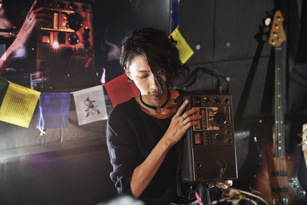 ライブパフォーマンスをしている女性の写真