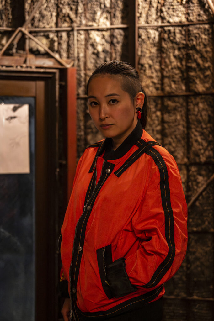 オレンジのジャケットを羽織った女性の写真